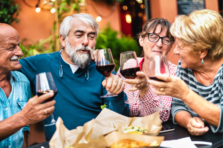 Convívio, conforto e boa comida: público 60+ é ativo em bares e restaurantes 