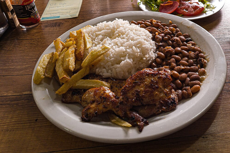 Arroz com feijão: símbolo da comida brasileira no Dia Mundial da Alimentação