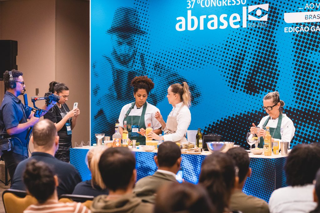 Chefs em apresentação no Mesa ao Vivo durante 37º Congresso Abrasel | Foto Johnnie Melo/Agência Abrasel