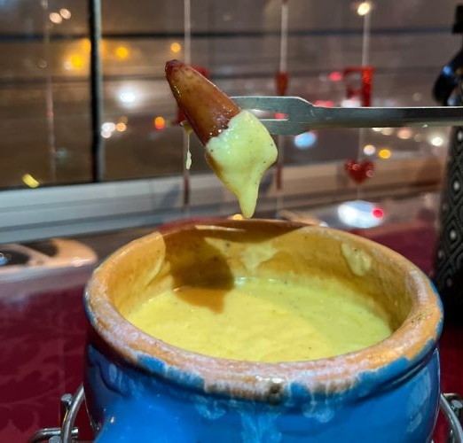 Fondue com pinhão, prato típico de inverno vendido no Belle Vitrine