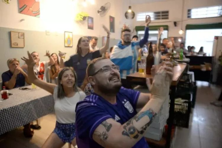 Copa transforma bares em arquibancadas internacionais 