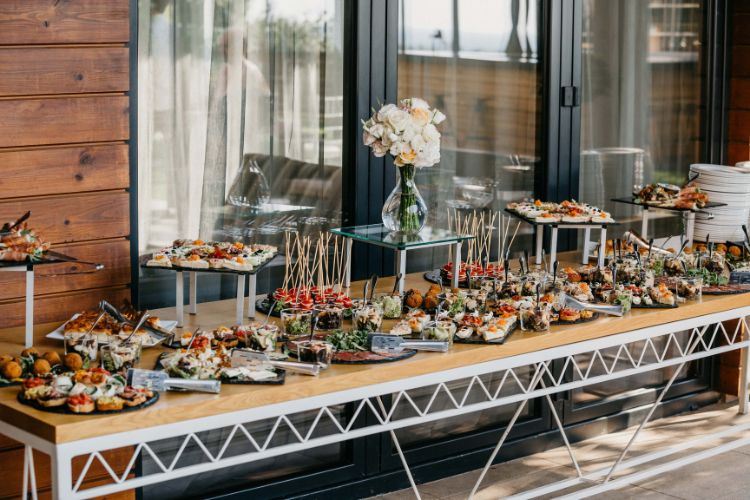 Além de diminuir desperdícios, a gestão e o planejamento contribuem para controlar custos e otimizar a operação dos restaurantes - Foto: Marko Milivojevica de Pixnioa