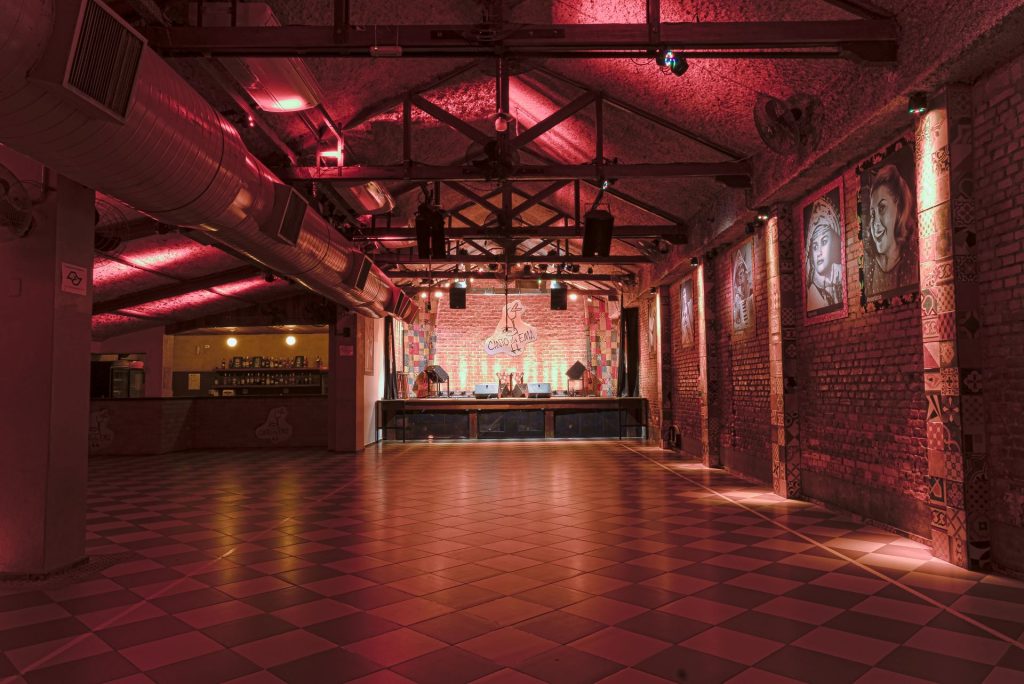 Ambiente interno do Canto da Ema, casa que recebe shows de forró | Foto: Canto da Ema/Divulgação