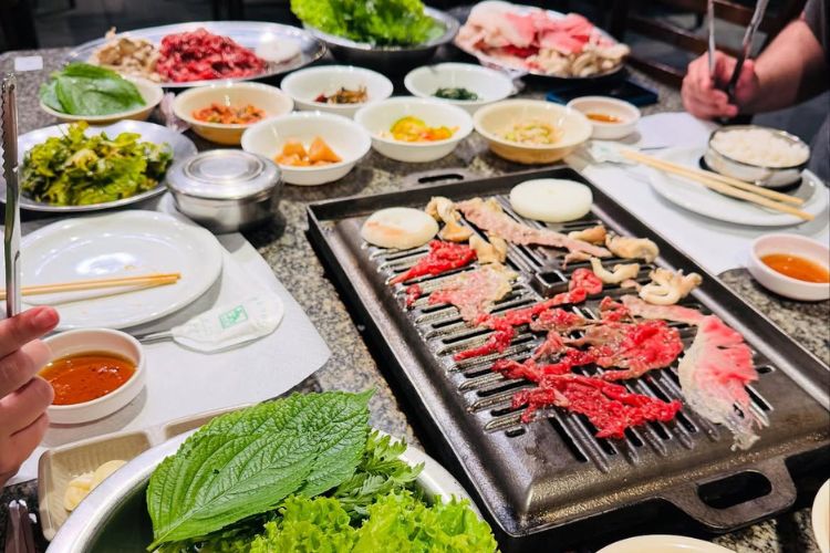 Acompanhamentos são parte fundamental do churrasco coreano | Foto: New Shin La Kwan