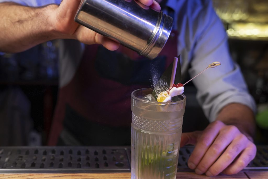 Alimentos e bebidas não alcoólicas preparadas no próprio estabelecimento terão redução de 40% nas alíquotas de IBS e CBS - Foto: Magnific