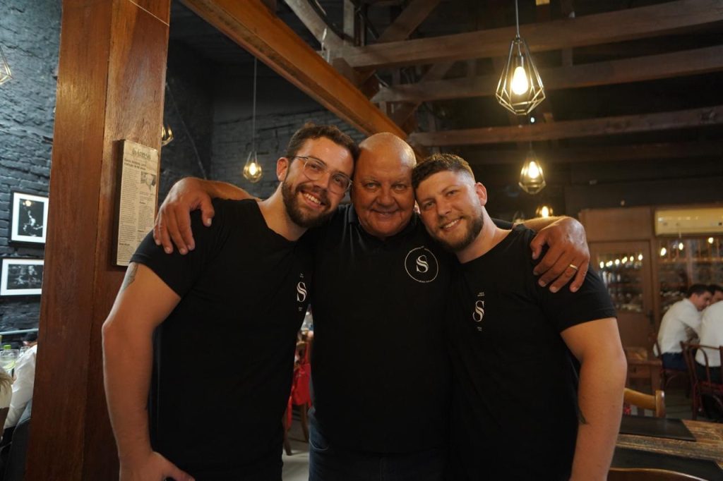 Fabrício Kuhn Aita (filho), Jorge Aita (pai) e Rafael Kuhn Aita (filho) mantêm a gestão do Restaurante Santo Antônio, em Porto Alegre/RS | Foto: Santo Antônio / Divulgação