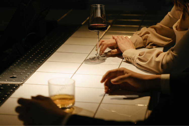 Solteiros trocam aplicativos de namoro por paquera no bar