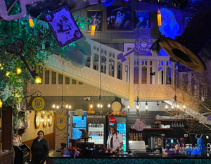 Halloween com drinques temáticos e experiências interativas 