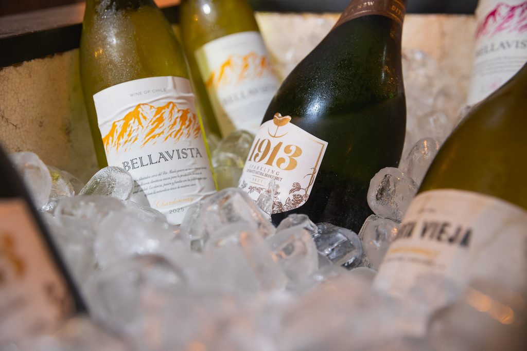 A escolha do vinho pode considerar as preferências de sabor do consumidor, o prato pedido e a orientação da equipe do restaurante.